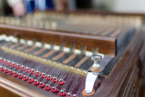 Das Bild zeigt die Saiten eines Hackbretts