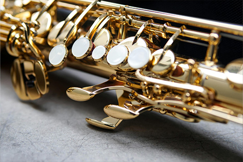 Das Bild zeigt einen Ausschnitt eines goldenen Saxophones